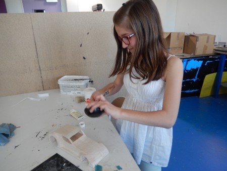 Pauline va bientôt mettre la peinture.
