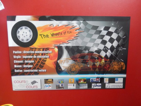Notre affiche de stand où l'on peut voir notre logo (en haut à gauche), nos rôles (juste en dessous) et les sponsors (en bas)